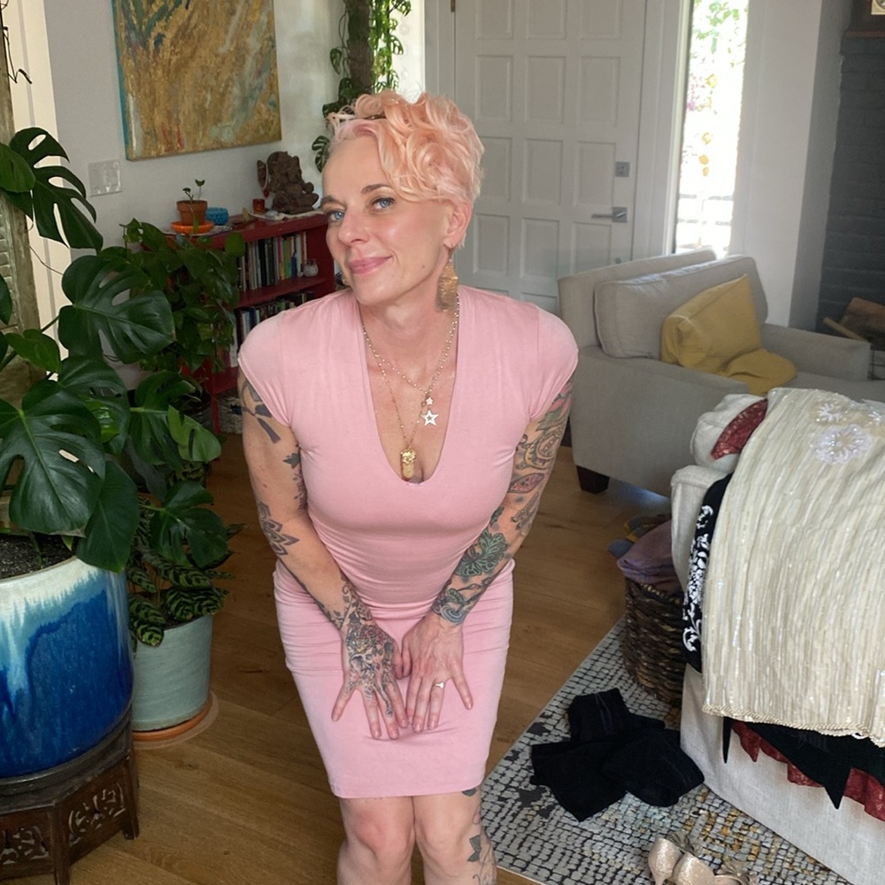 Pink long v neck dress. - Picture 3 of 8